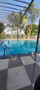 Piscina de la sau aproape de Raghunandan Resort Cottages