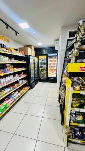 Supermarket nebo jiné obchody v  apartmánu nebo okolí
