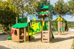Kawasan permainan kanak-kanak di LJ Cosy Lodge - Mobilhome
