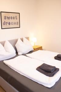 Postel nebo postele na pokoji v ubytování Design Suite Frankfurt + 34 fotografií