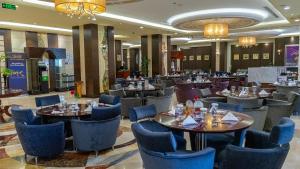 Restaurace v ubytování فندق الصفوة البرج الثالث Al Safwah Hotel Third Tower 3