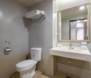 Koupelna v ubytování West Hotel + 26 fotografií