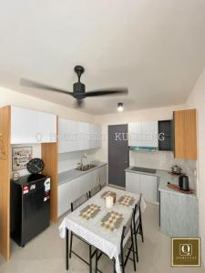 Kuchyň nebo kuchyňský kout v ubytování Luxury 5 Star The Podium Apartment Stay by Q Homestay Kuching