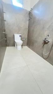 Koupelna v ubytování Hotel GMR Pearls