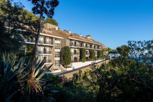 una vista exterior de un gran edificio con árboles en Parador de Málaga Gibralfaro, en Málaga 37 fotos más