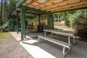 DurrasにあるDurras Lake North Holiday Parkの弁当とテーブル付きピクニックシェルター