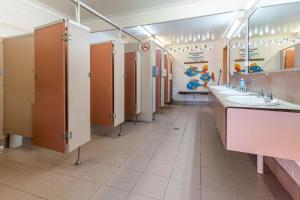 DurrasにあるDurras Lake North Holiday Parkの3つの洗面台と一列の個室を備えたバスルーム +108枚の写真