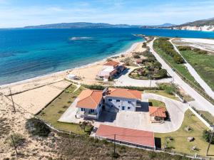 MiniaにあるSandoa Residence - Kapanga & Diloloのビーチにある家の航空写真