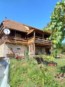 Gornja BrusovačaにあるVila Bella Vistaの時計付きの古家