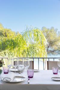 Una mesa con copas de vino encima. en Parador de Málaga Gibralfaro, en Málaga
