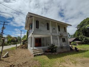 a small house on the side of a road at Loft House 3 Bedrooms in Pai