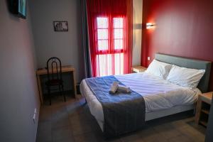 Postel nebo postele na pokoji v ubytování Hôtel du vieux pont