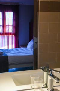 Postel nebo postele na pokoji v ubytování Hôtel du vieux pont