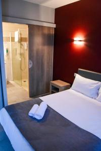 Postel nebo postele na pokoji v ubytování Hôtel du vieux pont