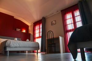 Postel nebo postele na pokoji v ubytování Hôtel du vieux pont