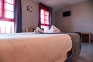 Postel nebo postele na pokoji v ubytování Hôtel du vieux pont