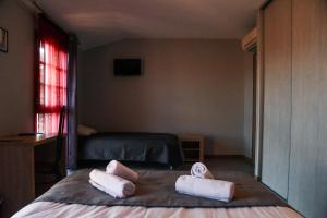 Postel nebo postele na pokoji v ubytování Hôtel du vieux pont