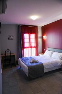 Postel nebo postele na pokoji v ubytování Hôtel du vieux pont