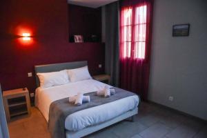 Postel nebo postele na pokoji v ubytování Hôtel du vieux pont