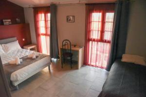 Postel nebo postele na pokoji v ubytování Hôtel du vieux pont
