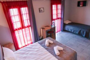 Postel nebo postele na pokoji v ubytování Hôtel du vieux pont