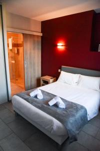 Postel nebo postele na pokoji v ubytování Hôtel du vieux pont