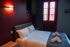 Postel nebo postele na pokoji v ubytování Hôtel du vieux pont