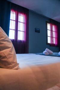 Postel nebo postele na pokoji v ubytování Hôtel du vieux pont
