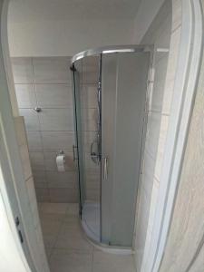 Kúpeľňa v ubytovaní Ubytovanie s kuchynkou + 9 fotografií