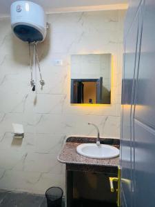 a bathroom with a sink and a mirror at Toutankhamon in Luxor