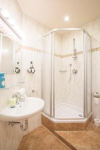 ガルミッシュ・パルテンキルヒェンにあるGolden GaPa Central Family Apartment 8のシャワーと洗面台を備えた白いバスルーム +35枚の写真