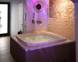 Kép Suite 123 Luxury B&B Con Jacuzzi szállásáról Palo del Colléban a galériában