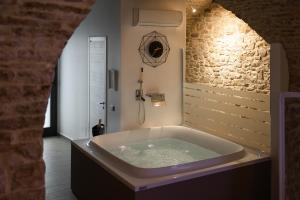 A bathroom at Suite 123 Luxury B&B Con Jacuzzi