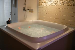 Kép Suite 123 Luxury B&B Con Jacuzzi szállásáról Palo del Colléban a galériában