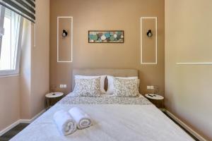 a bedroom with a bed with towels on it at Casa Lorela in Sali