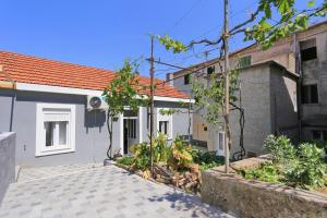 a white house with a red roof at Casa Lorela in Sali