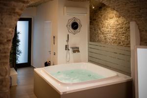 Kép Suite 123 Luxury B&B Con Jacuzzi szállásáról Palo del Colléban a galériában