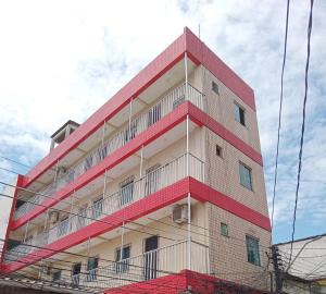 a building with red and white stripes on it at Melhor custo benefício in Belém