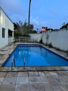 ein großer blauer Pool im Hof in der Unterkunft Encanto Parangaba in Fortaleza