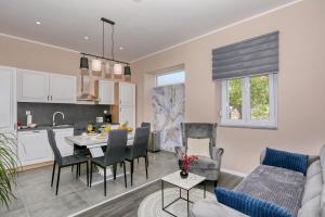 a living room and kitchen with a table and chairs at Casa Lorela in Sali