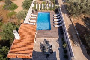 an overhead view of a swimming pool with chaise lounges at Villa Vegera in Anavyssos