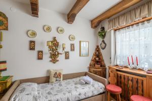 Ca' dello Scoiattolo في كورتينا دامبيتزو: غرفة نوم بها سرير وطاولة وكراسي