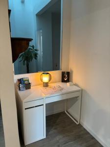 een wit bureau met een lamp in een kamer bij Le Clos Saint-Jacques in Grenoble +6 foto's