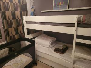 a bunk bed with towels on the bottom bunk at Maison Le Touquet in Le Touquet-Paris-Plage