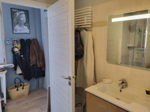 a bathroom with a sink and a mirror at Maison Le Touquet in Le Touquet-Paris-Plage