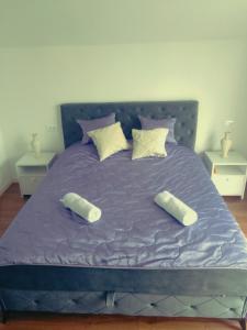 una cama con dos almohadas encima en Villa Balic Sarajevo, en Sarajevo 41 fotos más