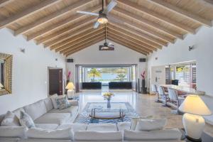 Posezení v ubytování Luxurious Beachfront Villa Jolly Harbour