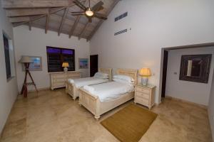 Postel nebo postele na pokoji v ubytování Luxurious Beachfront Villa Jolly Harbour