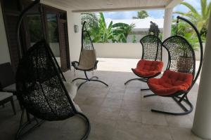 Posezení v ubytování Luxurious Beachfront Villa Jolly Harbour
