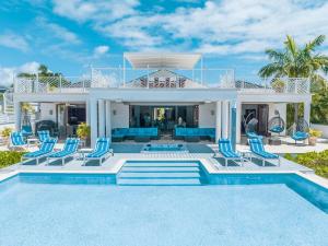 Bazén v ubytování Luxurious Beachfront Villa Jolly Harbour nebo v jeho okolí